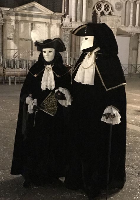 . Venetian Masquerade Costumes, Italian Masquerade, Venetian Costumes, Mask Venetian, Venice Carnival Costumes, Venetian Carnival Masks, Venetian Carnival, Arte Peculiar, Masked Ball