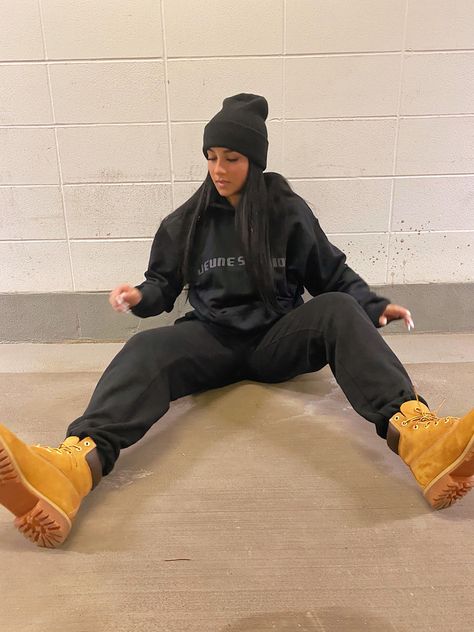 Timberland Boots With Sweatpants, Outfits With A Touque, Green Street Wear Outfit, Outfit With Black Beanie, Outfits W Beanies, Timberland Streetwear Outfit, Winter Timberland Outfits Women, Fits With Beanies, Fits With Timberlands