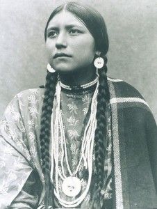 Scientists Claim Cherokees Are From The Middle East – DNA Supports This Finding | Spirit Science Native American Woman, Native Dress, Cherokee Indian, American Photo, Wilde Westen, American Teen, Cherokee Woman, Portrait Vintage, Native American Photos