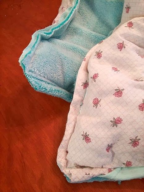 An Old Comforter Gets a New Life - DIY Beautify - Creating Beauty at Home Diy Sleeping Bag, Toddler Bed Comforter, Diy Comforter, Diy Toddler Bed, Old Bed Sheets, Moving Blankets, Old Sheets, Make Blanket, Microfiber Blanket