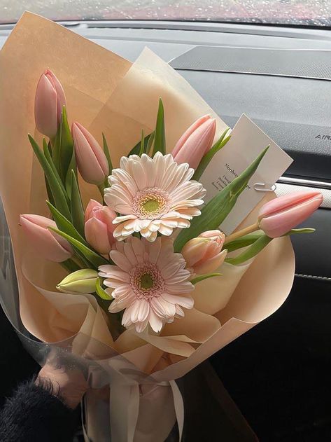 Flower Bouquet Minimal, Tulips And Daisy Bouquet, Small Cute Bouquets, Small Flower Aesthetic, Gerbera Flower Bouquet, Flowers Tulips Bouquet, Flowers Small Bouquet, Eternal Bouquet, Aesthetic Flower Bouquet