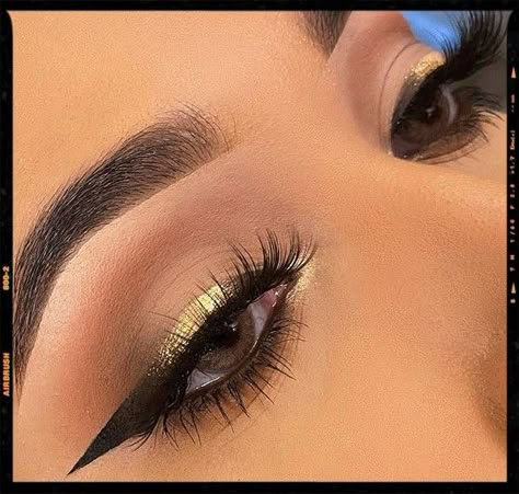 Makeup Looks Inspiration Gold Wing Makeup, Makeup Looks For Black And Gold Dress, Black Golden Makeup, Good And Black Makeup, Gold Black Makeup Looks, Gold Eyeshadow Looks Prom, Gold Inspired Makeup Looks, Golden Eye Look, Black And Gold Wedding Makeup