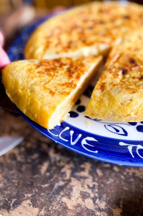 Onion Omelette, Spanish Tortilla Recipe, Simple Healthy Breakfast, Spanish Potatoes, Spanish Omelette, Savory Bites, Tapas Recipes, Omelette Recipe, Potato Onion