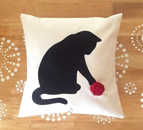 Burlap Rosettes, Black Cat Pillow, Applique Cushions, Cat Pillow Cover, Cushion Embroidery, Funny Pillows, Glitter Heat Transfer Vinyl, Pillow Crafts, Home Pillow