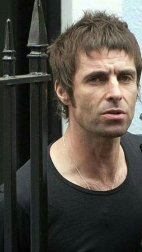 Liam Gallagher Hair, Oasis Haircut, British Haircut Men, British Haircut, Mod Hairstyle Men, Caesar Haircut, Liam Gallagher Oasis, Pop Hair, Nuclear Winter