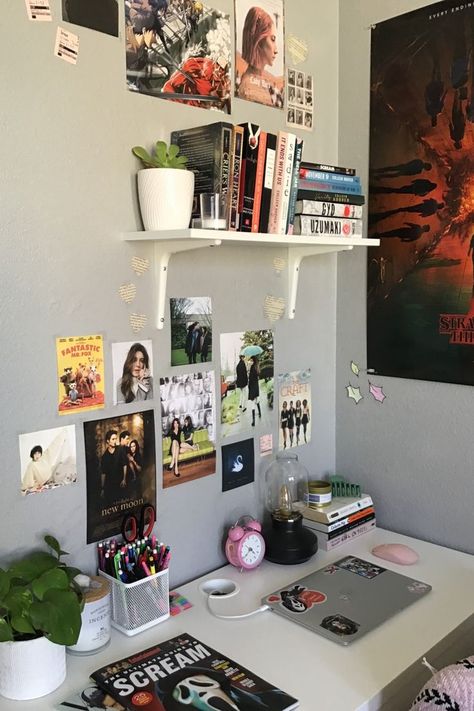 Wall Above Desk, Desk Inspo, Room Goals, Pretty Room, Teen Bedroom Decor, Aesthetic Rooms, Room Deco, Dreamy Room, Room Stuff