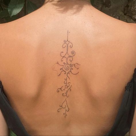 Swirl Back Tattoo, Spiral Spine Tattoo, Spiral Back Tattoo, Spiral Sun Tattoo, Spiral Tattoo Ideas, Loop Tattoo, Back Tattoos Spine, Spiral Tattoos, Small Tattoo Placement