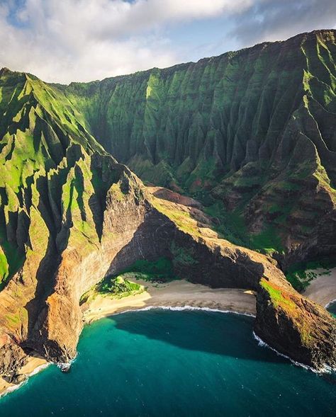 Na Pali Coast, Napali Coast, Earth Pictures, Green Mountains, Aloha Hawaii, Kauai Hawaii, Amazing Travel Destinations, Hawaiian Islands, Travel Insurance