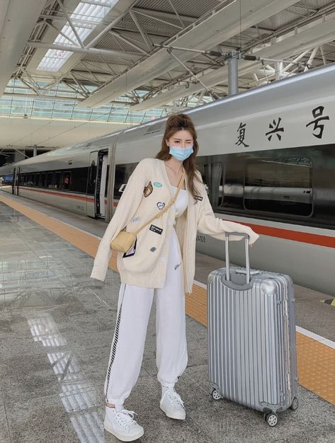 Airport Outfit Korean, Instagram Dpz, Airplane Outfits, Korean Casual Outfits, Korean Girl Fashion, Korea Fashion, Girls Fashion Clothes, Girls Dpz, Teenage Fashion Outfits