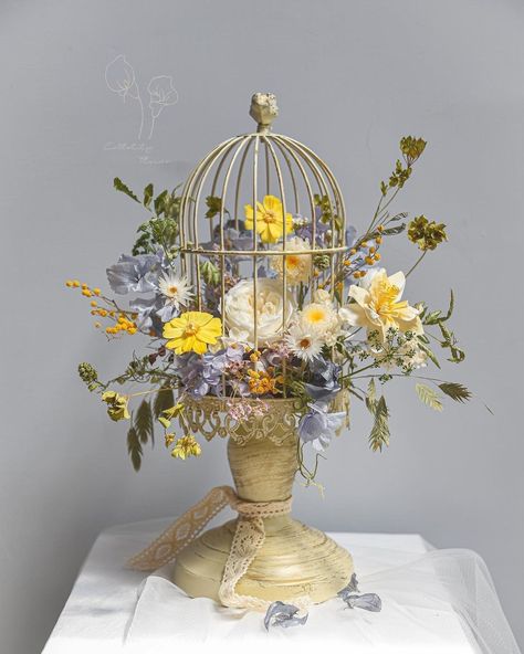 Birdcage Flower Arrangement, Decorated Bird Cages Ideas, Bird Cage Flower Arrangement, Birdcage Centerpiece, Bird Cage Centerpiece, Summer Flower Arrangements, Thrift Store Upcycle, Candle Stick Decor, Lantern Ideas