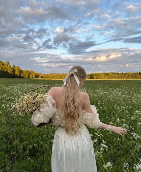 Cottagecore Style Outfits, Light Academia Aesthetic, Dreamy Photography, Fairy Dresses, Portrait Photography Women, Cottagecore Style, Cottage Core Aesthetic, Meadow Flowers, Fairytale Dress