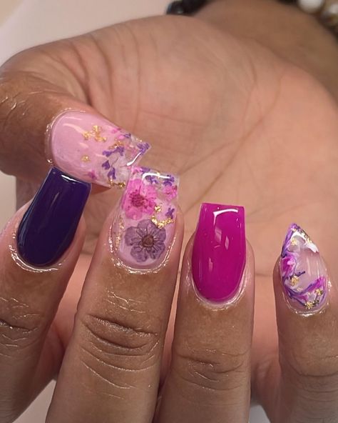 #NailArt #NailMarble #PurpleNail #pinknails #squarenails #taperedsquarenails #encapsulatedflowers #flowernailart #nailsofinstagram #dndgelpolish Marble Acrylic Nails Square, Acrylic Nails Square, Marble Acrylic Nails, Acrylic Overlay, Tapered Square Nails, Dnd Gel Polish, Sns Nails, Nails Square, Purple Marble