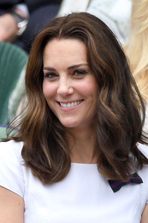 From early Noughties braids to perfect Princess curls, we chart Kate Middleton's best hair and beauty looks ever. Düşes Kate, Kate Middleton Hair, Queen Kate, Princess Katherine, Easy Hairdos, Kate And Meghan, Princess Catherine, Princess Kate Middleton, Catherine Elizabeth Middleton