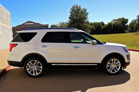 2017 Ford Explorer Sport, Family Cars Suv, 2017 Ford Explorer, New Ford Explorer, Mom Mobile, Suv Comparison, Car For Teens, Family Cars, Ford Explorer Limited