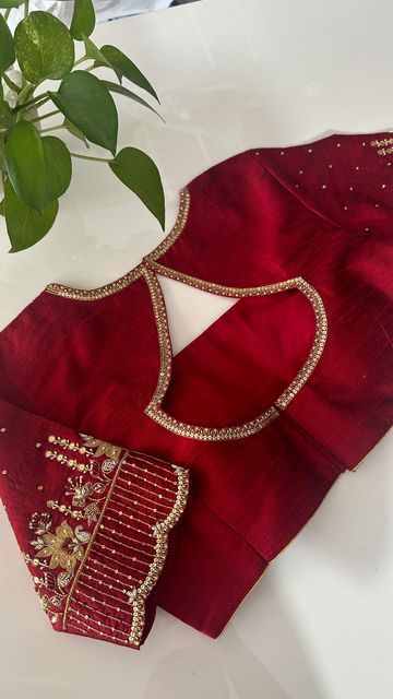 Saree Blouse Hand Work Designs Latest, Blouse Design For Mom, Muhurtam Blouse Designs, Paithani Blouse Pattern, Kardana Work Embroidery Blouse, Leaf Neck Blouse Design, Neck Pattern For Blouse, Blouse Handwork Designs, Wedding Blouses Bridal