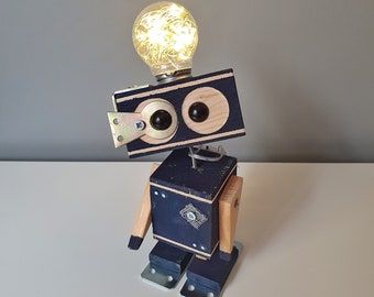 Robot Gift Ideas, Robot Lamp Diy, Robot Room Decor, Handmade Robot, Wooden Robots, Décor Steampunk, Wooden Robot, Blue Robot, Robot Craft