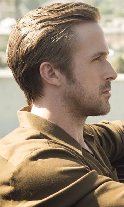 Ryan Gosling is a haircut icon and for good reason! With movies like Drive, Crazy Stupid Love, Gangster Squad and 2018 movie First Man. Here's some of Ryan Gosling's best haircuts and how to get them. Celebrity Men Haircut, Classic Male Haircut, Ryan Gosling Long Hair, Men’s Haircut Ideas Longer, Ryan Gosling Side Profile, Ryan Gosling Hairstyle, Men’s Haircut Receding Hairline, Mens Classic Hairstyles, Chris Pratt Hair