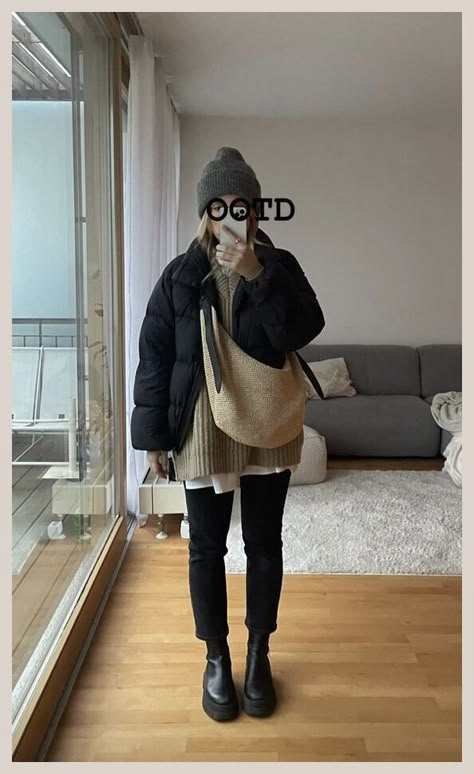 Cold Day In The City Outfit, Winter Fashion In Europe, Effortless Autumn Outfit, Flares And Sneakers Outfit, Sneakers With Leggings Outfits, Outfit Formulas Fall 2023, Cozy Work Outfit Winter, Long Cullotes Outfit, Cold Zoo Day Outfit