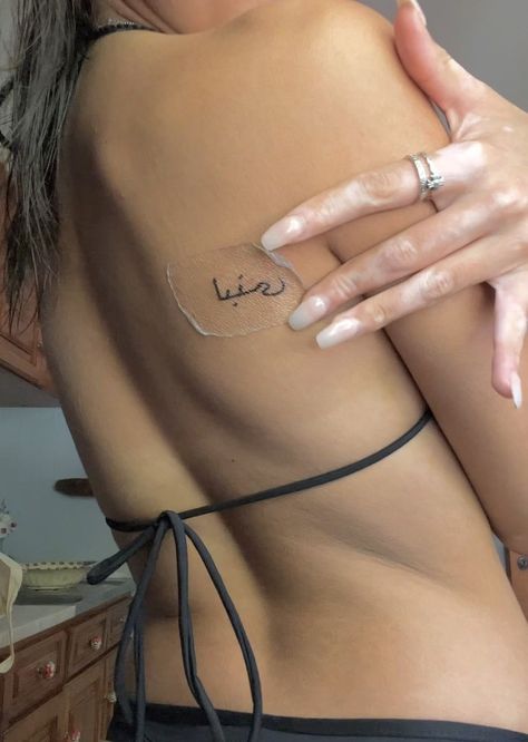 tatoo ; tatoo arabic ; beauty oriental Arabic Shoulder Tattoos For Women, Arab Back Tattoo, Arabic Friendship Tattoo, Arabian Tattoo Ideas, Arabic Tattoo On Back, Spine Tattoo Arabic, Arabic Word Tattoo, Arabic Tattoo Placement, Arabic Tattoo Back