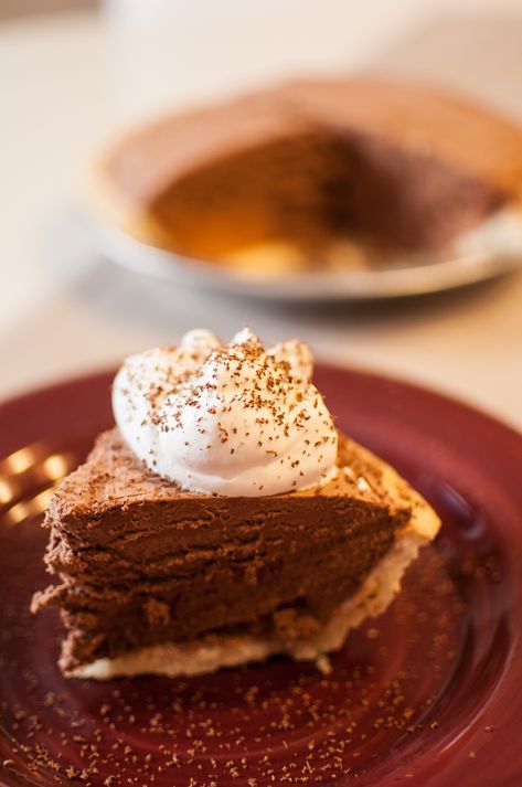 The Pioneer Woman's French Silk Pie is the only thing you will need this holiday season. It's rich, chocolatey and slightly salty. French Silk Chocolate Pie, Silk Chocolate Pie, Silk Pie Recipe, Chocolate Pie Recipe, Chocolate Silk Pie, Cinnamon Pie, French Silk Pie, Silk Chocolate, Silk Pie