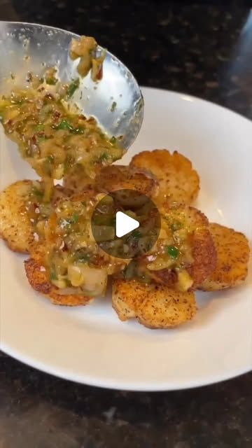 Seafood | Shrimp | Crab on Instagram: "Pan Seared Sea Scallops w/ White Wine Garlic Butter  🎥 by @_mrmakeithappen_  Follow @seafoodiys for more🦐  Scallops are the perfect quick and easy weeknight dinner option! They’re very simple to make, as long as you know the right technique. Save this video so you can give this recipe a try  The key to good scallops is a good crust/sear… and the only way to do that is to make sure the scallops are dryer than coworkers trying to make small talk on a Monday . Shopping list: 1 lb scallops AP seasoning 1/2 stick of butter 1 shallot 3 cloves minced garlic 1/4 cup diced parsley 1 cup white wine Red pepper flakes Thyme 2 tbsps avocado oil Zest and juice of 1 lemon . . #scallops #seafood #seafoodlover #seafoodlovers #foodies #ichef #cheflife #dinner #dinner Shrimp Scallops Recipes, Scallops And Shrimp Recipe, Sea Scallop Recipes, Bay Scallops Recipe, Lemon Scallops, Bay Scallop Recipes, Scallop Appetizer, Seared Sea Scallops, Cabbage Recipes Healthy