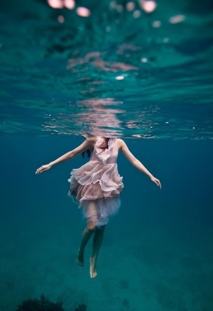 Standout Girl: Treading Water http://standoutgirl4him.blogspot.com/2015/10/treading-water.html Dark Academia Aesthetic Tips, Underwater Images, Bawah Air, Underwater Photographer, Digital Photography School, Foto Tips, Underwater Photos, Water Photography, Under Water