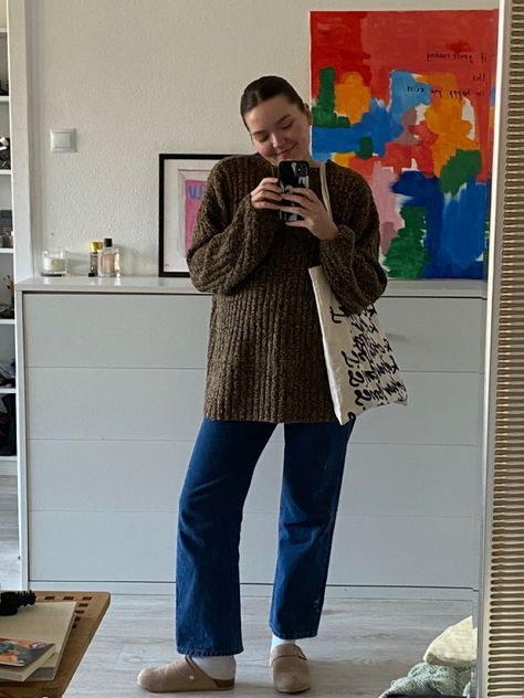 Birkenstock mules, tote bag, outfit inspo, spring outfit, mirror selfie, street fashion, instagram photo Boston Slippers Outfit, Birkenstock Business Casual, Birkenstock Loafers Outfit, Clog Mules Outfit Street Styles, Boston Clogs With Socks Outfit, Boston Mules Outfit, Outfit Ideas Birkenstock, Birkenstock Slippers Outfit, Birckingstock Boston Outfit