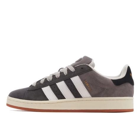 Focus sur le design de la Adidas Campus 00s Dark Grey Grey Gum
La Adidas Campus 00s Dark Grey Grey Gum est une interprétation subtile et sophistiquée de la sneakers classique Adidas. Sa palette de gris variés suggère une approche mature et mesurée du style, où la discrétion est reine. Le corps principal de la Adidas Campus 00s gris, en un gris foncé profond, est agrémenté de bandes latérales blanches qui apportent une luminosité contrastante, et l'inscription "CAMPUS" en doré ajoute une note de luxe discret.

Le choix des matériaux, avec un suède de qualité supérieure qui compose la majeure partie de l'extérieur de la Adidas Campus 00s Dark Grey, offre non seulement une texture riche et une durabilité, mais aussi une élégance indéniable. Le suède est réputé pour bien vieillir, gagnant en c Nike P6000, Nike Travis Scott, Adidas Campus 00s, Air Max 180, Nike Sacai, Nike Tn, Air Force 1 High, Nike Pegasus, Adidas Trainers