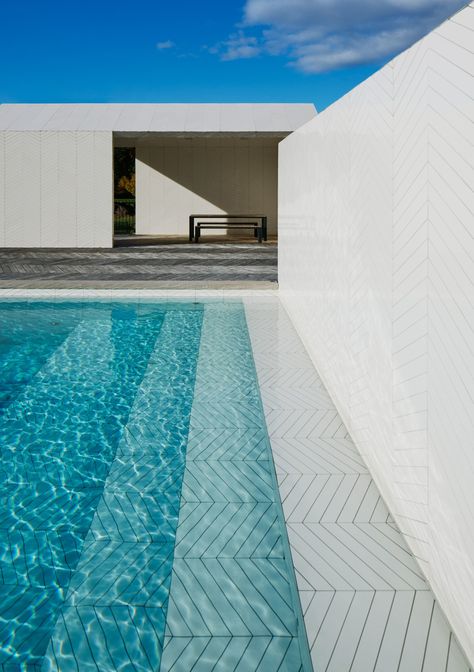 Pool Tile Designs, Parquet Tiles, Moderne Pools, Swimming Pool Tiles, Diy Swimming Pool, Swimming Pool House, Cool Swimming Pools, Modern Pools, Dream Pools