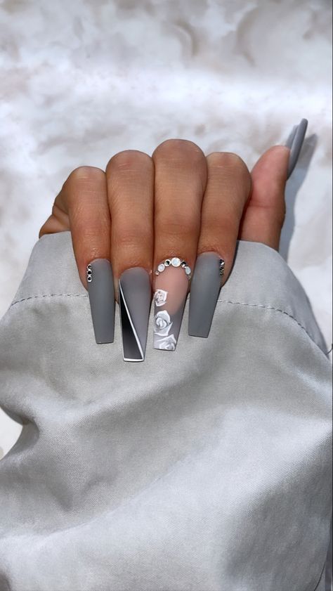 Cute Grey Acrylic Nails, Charcoal Nails With Glitter, Grey Coffin Nail Ideas, Grey Nails Aesthetic, Grey Acrylic Nails Designs, Dark Grey Nail Ideas, Purple And Grey Nails, Simple Grey Nails, Grey Nail Ideas Acrylic