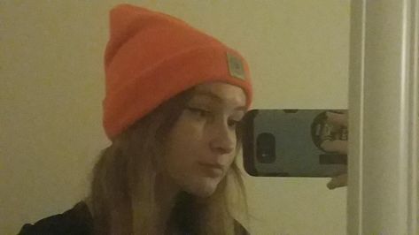 Orange Beanie Aesthetic, Beanie Selfie, Beanie Aesthetic, Season Wallpapers, Orange Beanie, Aesthetic Orange, Selfie Mirror, Girl Beanie, Wallpapers