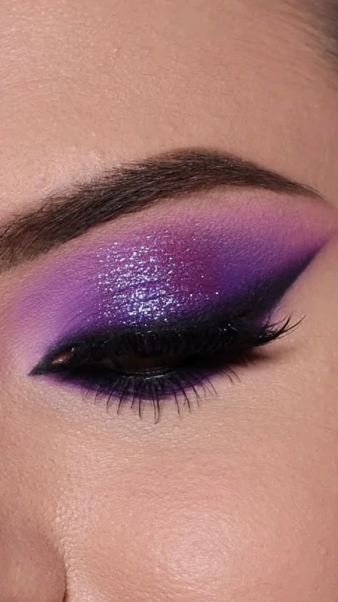 Purple Witch Eye Makeup, Purple Eyeshadow Looks Green Eyes, Purple Witch Eyeshadow, Black Purple Eye Makeup, Purple And Black Witch Makeup, Lavender And Gold Eye Makeup, Purple Eyeshadow Looks Tutorial, Black Purple Eyeshadow, Witch Makeup Ideas Pretty Purple