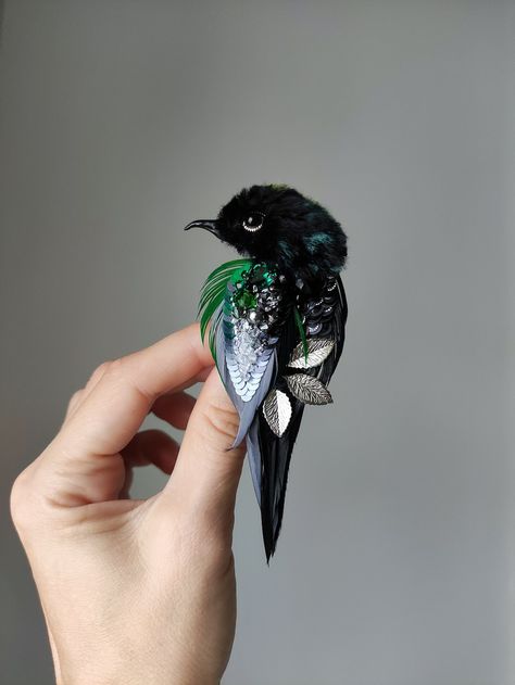 Beaded Bird, Diy Beaded Ornaments, Feather Brooch, Grunge Jewelry, Jewelry Materials, Embroidered Brooch, Bird Beads, Couture Embroidery, Bird Pins