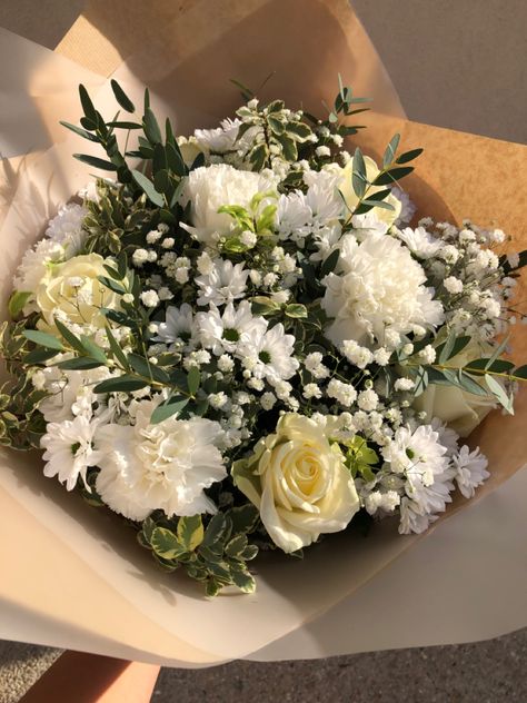 Flower Bouquets Aesthetic, Green Bouquet Flowers, Flower Arrangements Ideas, White Flowers Bouquet, Cute Bouquet, White And Green Flowers, White Green Flowers, Flower Boquet, White Flower Bouquet