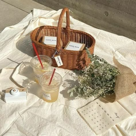 Picnic Photography, Picnic Inspiration, Cream Aesthetic, Picnic Date, Picnic Set, Picnic Food, A Picnic, Beige Aesthetic, Brown Aesthetic