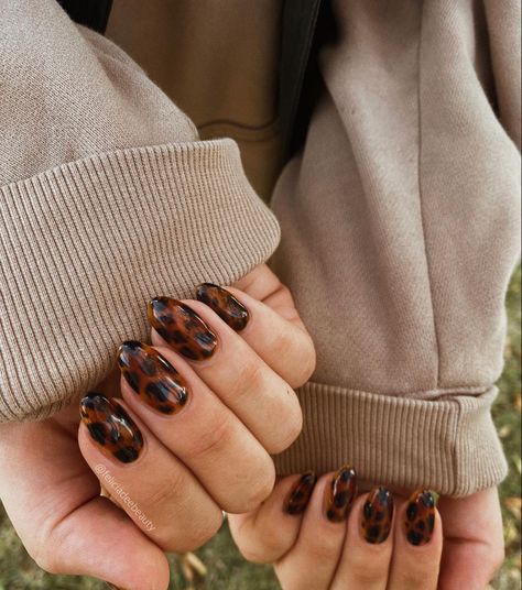 Tortoise Nails Short, Fall Nails Animal Print, Dark Academia Nail Art, Brown Nails 2024, Nail Autumn 2024, Nail Leopard Design, Brown Gel X Nails, Tortoishell Nails Design, Nails 2024 Almond