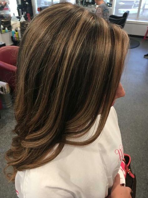 Caramel highlights by Carrie Tollett@Stephanie&CO. Auburn Balayage, Hair Elegant, Chunky Highlights, Brunette Hair With Highlights, Dye Ideas, Brunette Balayage Hair, Highlights Brown Hair, Hair Flip, Hair Color Highlights