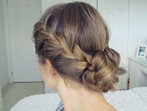 Boho braid bun tutorial Tutorial Braids, Braided Bun Tutorials, Boho Braid, Chignon Updo, Braids Tutorial, Nurse Hairstyles, Braid Bun, Prom Hair Updo, Braid Inspiration