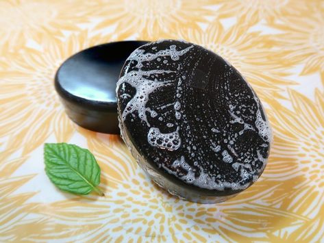 This charcoal soap is made without using lye. It’s pure black soap with a wonderful glow. It will be milder and kinder to the skin than any bar of soap that’s been bought off the shelf, and it’s going to be targeted to your very own skin type https://www.savvyhomemade.com/charcoal-soap-without-using-lye/ Black Soap Recipe, Lye Soap Recipe, Charcoal Soap Recipe, Melt And Pour Soap Recipes, Diy Soap Recipe, Charcoal Bar, Lye Soap, Melt And Pour Soap, Soap Packing