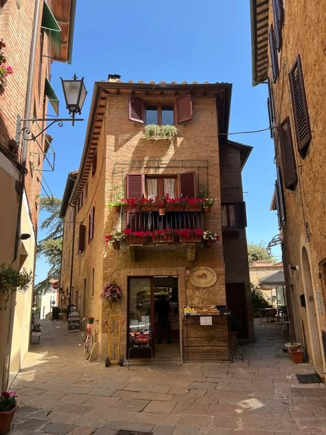 Italy Town Aesthetic, Italian Villages Small Towns, Italian Buildings Architecture, Italian Village House, Italian House Exterior, Interior Design Sketching, Old Italian House, Urban Sketching Reference Photos, Backgrounds Buildings