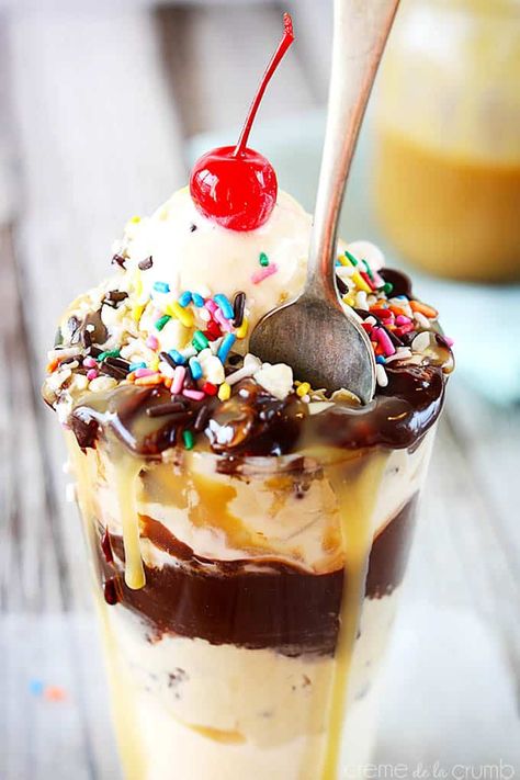 Cookie Sundae, Hot Fudge Sundae, Mouthwatering Desserts, Fudge Sundae, Chocolate Sundae, Ultimate Cookies, Ice Cream Treats, Chocolate Sprinkles, Köstliche Desserts