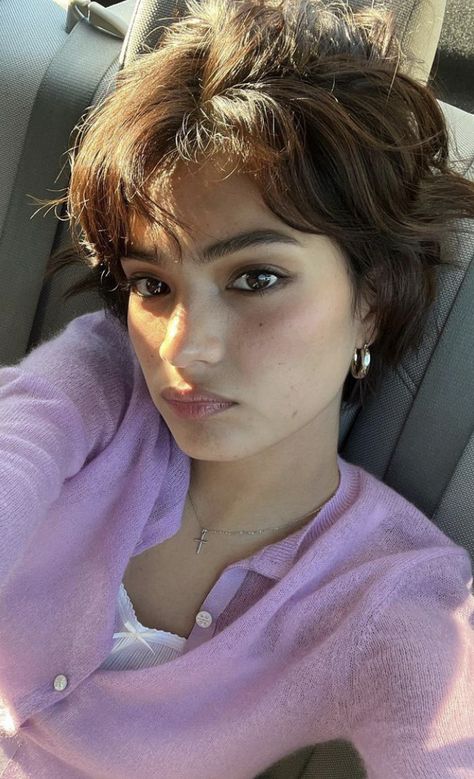 Short Hair On Wavy Hair, Short Hair Latina Haircuts, Latina With Short Hair, Yeslydimate Short Hair, Short Hair Cuts For Women Medium, Short Dyed Hair Inspiration, Short Hair On Plus Size Women, Feminine Pixie Haircut Round Faces, 60s Pixie Haircut