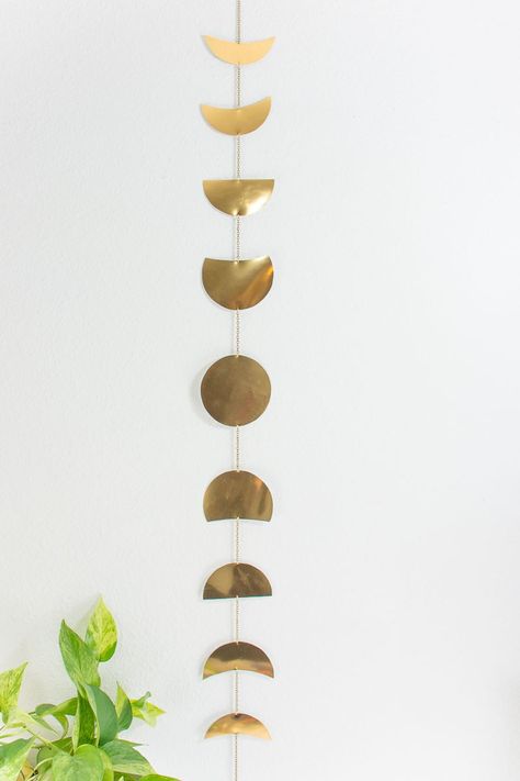 DIY moon phases wall garland: Make this easy moon phases wall hanging with gold foil paper and chain. Diy Moon, Metal Tree Art, Diy Wand, Gold Foil Paper, Hanging Diy, Moon Wall Art, Metal Tree Wall Art, Salalah, Diy Simple