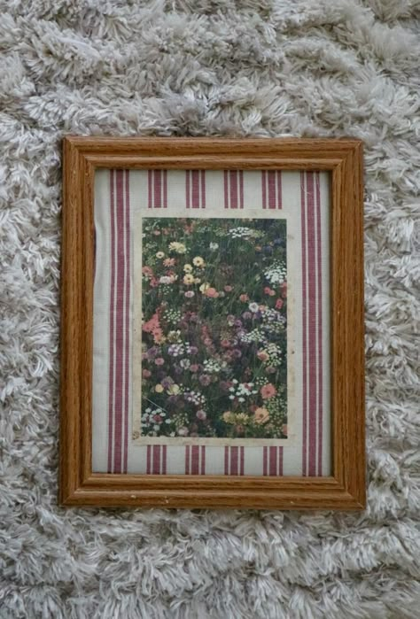 Learn how to make your own by following the link! Wallpaper Pictures Frame, Floral Picture Frames Diy, Glassless Frames Ideas, Fabric Photo Frames, Framed Fabric Artwork, Painting Gallery Wall Ideas, Fabric Photo Frames Diy, Clip Frames Diy Photo Boards, Frame In A Frame