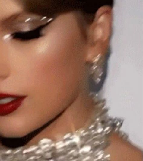 Taylor Swift Details Aesthetic, Taylor Swift Red Makeup, Taylor Swift Lips, Delicate Taylor Swift, Taylor Swift Red Lips, Taylor Swift Playlist Cover, Taylor Swift Dancing, Taylor Swift Playlist, Spelling For Kids