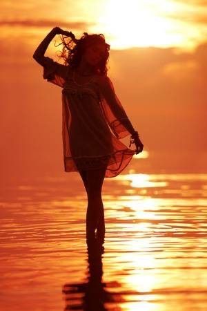 Shadow Casting, Photography Perspective, Female Portrait Poses, Sunset Girl, Sunset Surf, Sunset Rose, Silhouette Photography, Divine Beauty, Sunset Silhouette