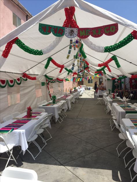 Mexican fiesta Red White And Green Mexican Party, Summer Christmas Dinner, Fiesta Christmas Party, Fiesta Christmas, Christmas Fiesta, Jay Birthday, Mexico Party, Dinner Planning, Mexican Fiesta Party