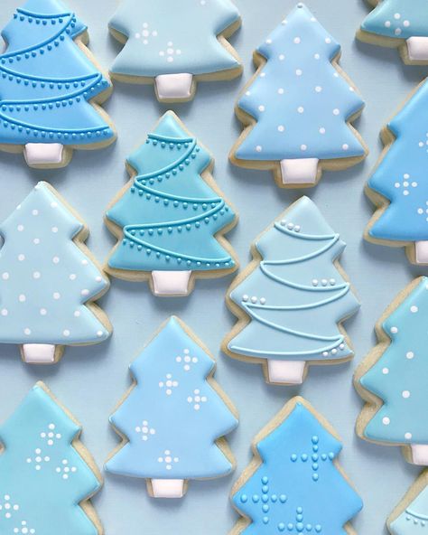 merriest Christmas blue tree cookie Christmas Tree Cookies Decorated Simple, Blue Christmas Cookies Decorated, Decorated Cookies Christmas Tree, Christmas Cookies Trees Decorated, Pinterest Christmas Cookies, Kue Macaroon, Cookie Monster, Tree Cookies, Christmas Tree Cookies