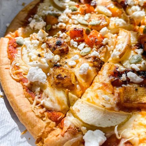 Fall Feta Pizza Recipe (gluten free, Dairy free, Vegan Option) Fall Pizza, Feta Pizza, Cheese Crust Pizza, Vegan Feta Cheese, Recipe Gluten Free, Vegan Meat, Healthy Weeknight Dinners, Party Appetizers Easy, Gluten Free Pizza