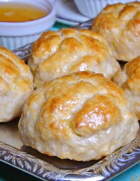 Church’s Honey Butter Biscuits Honey Biscuit Recipe, Butter Biscuits Recipe, Honey Butter Biscuits, Homemade Honey Butter, Honey Butter Recipe, Butter Biscuits, Strawberry Bread, Magnolia Bakery, Flaky Biscuits